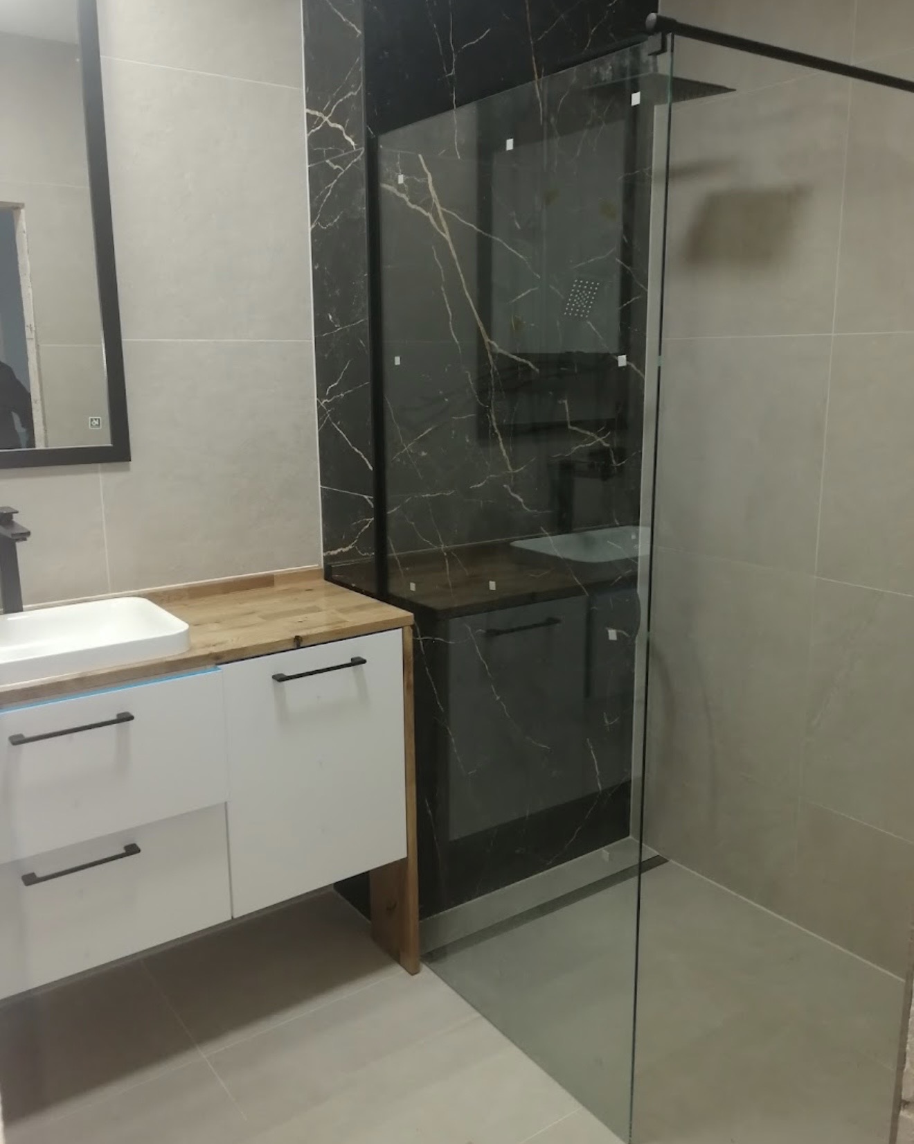 Minimalistyczna łazienka z prysznicem walk-in